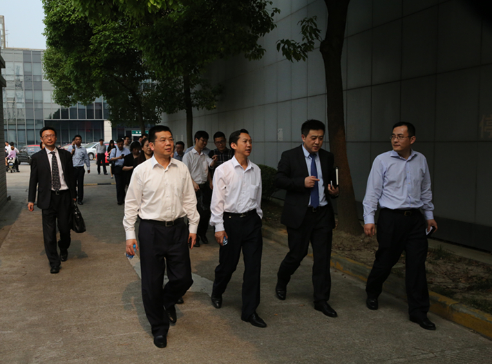 参会代表实地调研上海自贸区.jpg