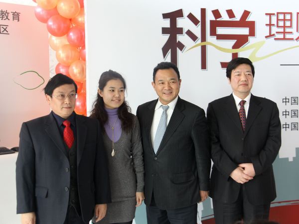 与公众代表合影.jpg