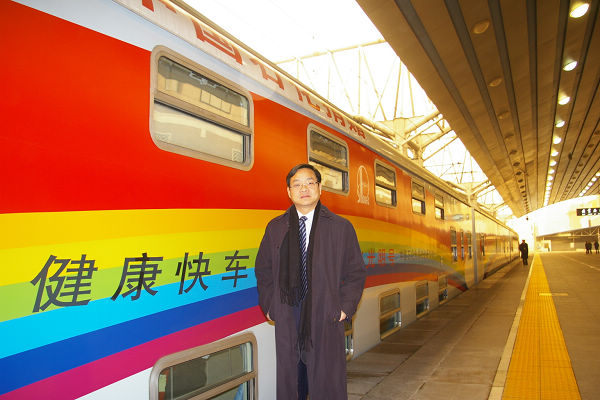 陈远年秘书长出席中华健康快车2010年光明行发车仪式压缩.jpg