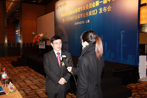 10中国银行业协会杨再平专职副会长接受央视记者采访.jpg
