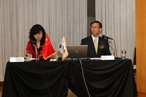 4.第二环节演讲嘉宾：北京银行中小企业事业部副总经理徐毛毛、新韩银行信贷计划部副总经理Yoon Hyoun Cheol.jpg