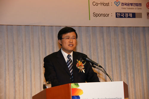 2.中国银监会银行监管二部肖远企主任在开幕式上致辞.jpg