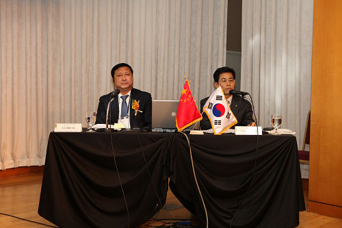 5.第三环节演讲嘉宾：包商银行董事长李镇西、韩国中小企业银行经济研究所副所长Lee Jeong Yun.jpg