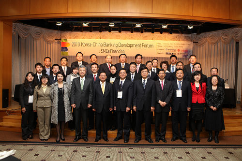 7.中方参会代表与韩国主办方合影.jpg