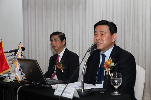3.第一环节演讲嘉宾：交通银行副行长叶迪奇、韩国金融研究院高级研究员Kim Dong Whan.jpg