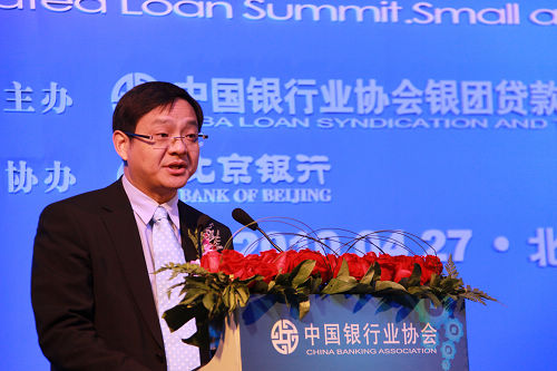中国银行业协会陈远年秘书长上半场主持.jpg