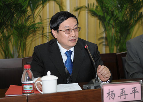杨再平专职副会长主持会议1.jpg