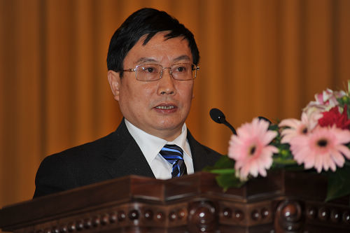 2杨再平专职副会长主持大会并发布《2009年度中国银行业社会责任报告》.jpg
