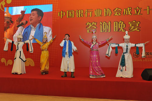 16包商银行员工表演歌舞《祝酒歌》.jpg