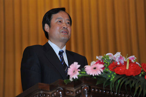 4监事长单位代表、中国建设银行副行长陈佐夫宣读财务报告审查意见.jpg
