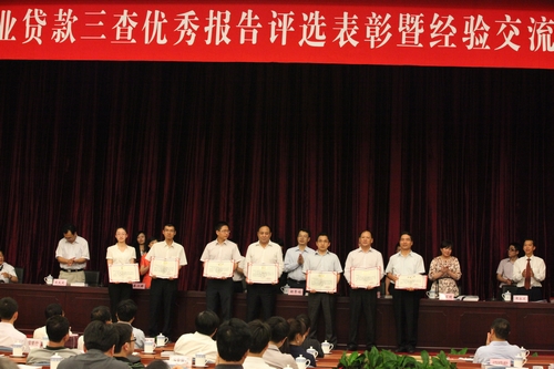 获奖单位代表上台领奖.jpg 获奖单位代表上台领奖.jpg