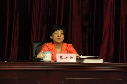 12.银监会银行监管二部副主任蔡江婷对招商银行获奖报告进行点评.jpg 12.银监会银行监管二部副主任蔡江婷对招商银行获奖报告进行点评.jpg