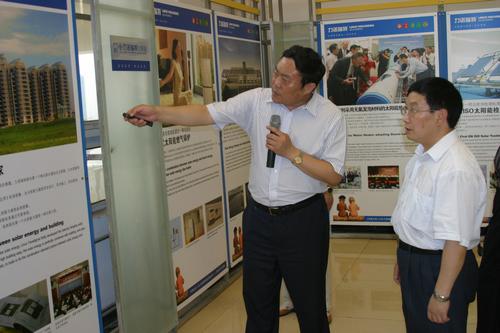 力诺集团副总裁申文明向杨再平副会长介绍力诺集团发展1.jpg