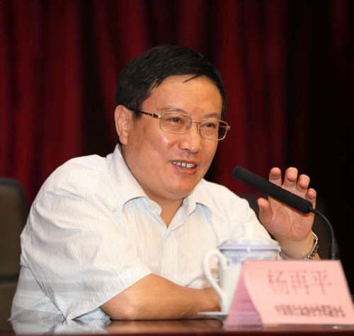 中国银行业协会专职副会长主持会议.jpg