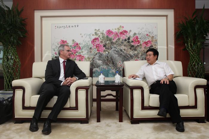 杨再平专职副会长会见瑞士金融学院高管教育部主任.JPG