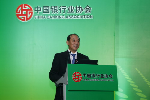 银团贷款专业委员会常委会副主任、中国银行首席产品经理唐茂恒宣布《银团贷款行业发展报告》发布.JPG