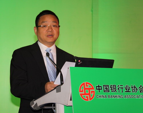 中国银行业协会陈远年秘书长宣读银团贷款评优表彰决定.jpg