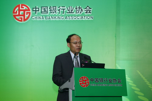 银团贷款专业委员会常委会副主任、中国建设银行公司部副总经理袁桂军主持主题演讲.JPG