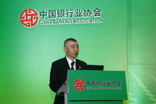 银团贷款专业委员会常委会常委、浦发银行公银总部副总经理杨斌主持主题演讲.JPG