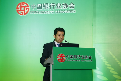 银团贷款专业委员会常委会副主任、国家开发银行市场与投资局副局长钟钢解读《银团贷款行业发展报告》.JPG