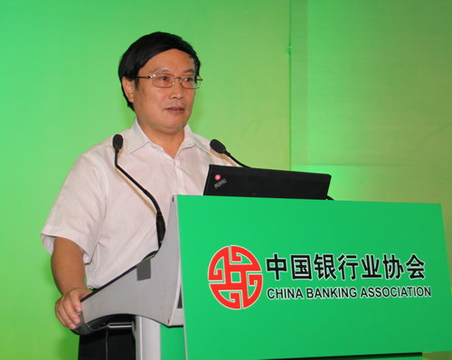 中国银行业协会专职副会长杨再平总结致辞.jpg