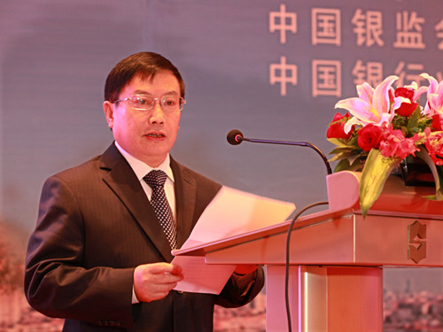 2-中国银行业协会专职副会长杨再平出席恳谈会并致辞_副本.jpg