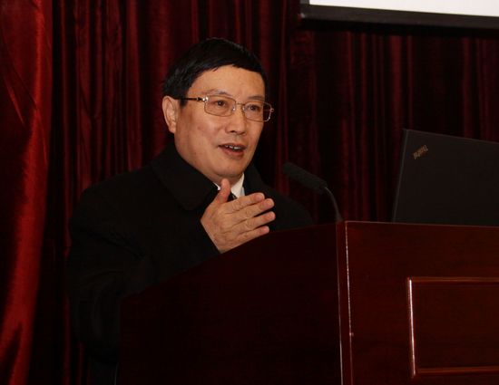 1、中国银行业协会杨再平专职副会长主持大讲堂.jpg