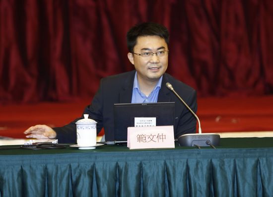 14-中国银监会国际部范文仲主任授课.JPG
