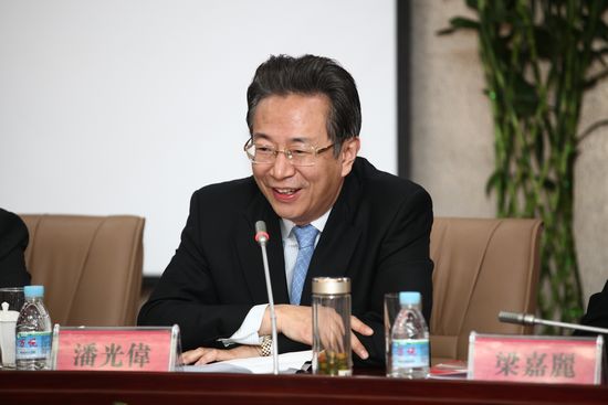 8-中国银监会党校潘光伟副校长主持开班仪式.JPG