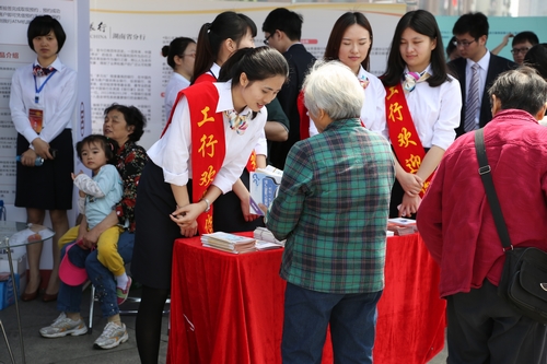 接受群众咨询21.jpg
