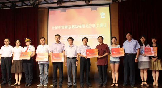 中国工商银行岳各庄支行代表银行业领奖.jpg 中国工商银行岳各庄支行代表银行业领奖.jpg