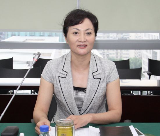 中国银行业协会张芳副秘书长主持会议.jpg 中国银行业协会张芳副秘书长主持会议.jpg