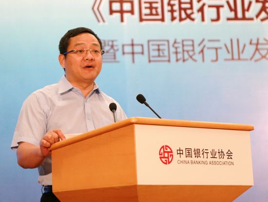8中国银行业协会秘书长陈远年主持通报会.jpg 8中国银行业协会秘书长陈远年主持通报会.jpg