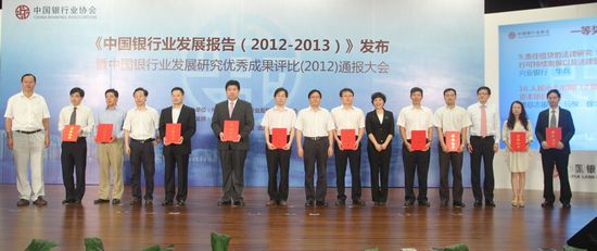 b-4颁奖嘉宾与一等奖获奖代表合影留念.jpg