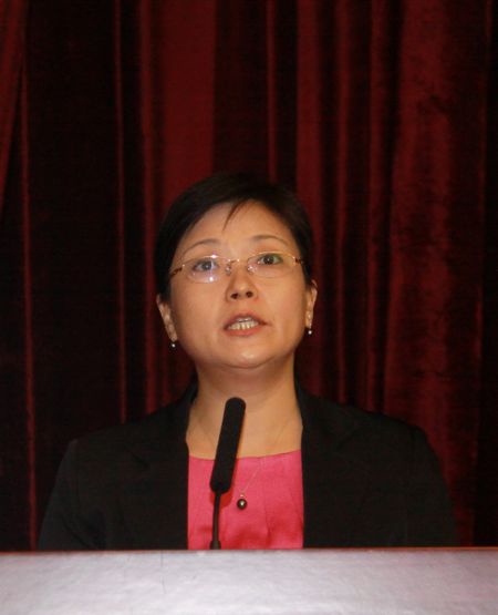 8中国银行业协会副秘书长张亮提请审议议案.jpg