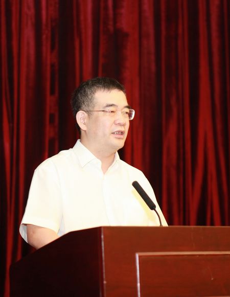 10第四届监事会监事长单位代表，交通银行党委委员、副行长朱鹤新宣读协会宣读监事会财务审查意见.jpg