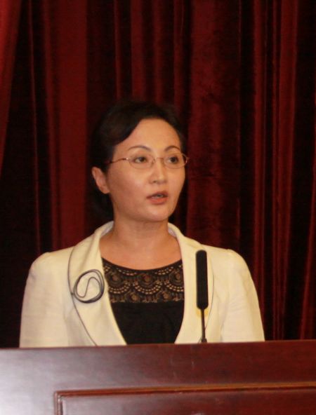 6中国银行业协会副秘书长张芳提请审议议案.jpg