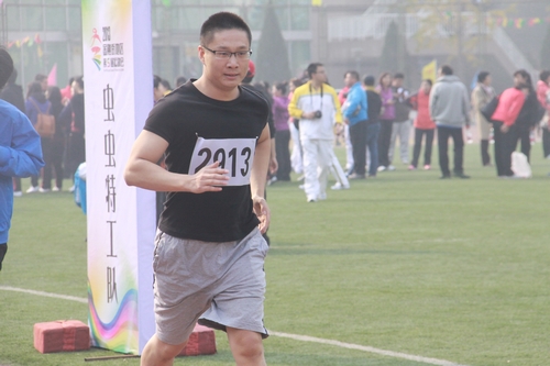 我会员工参加800米跑比赛.JPG