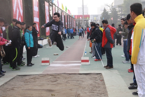 我会员工参加跳远比赛.JPG
