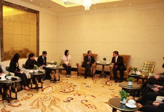 2 杨会长陪同中国银监会王兆星副主席与联合国副秘书长、联合国环境规划署执行主任Achim Steiner先生举行会面  .JPG