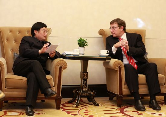 3 杨会长带领国内金融机构代表与Achim Steiner先生进行座谈.JPG