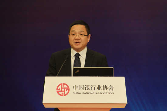 8中国银行业协会秘书长陈远年主持报告发布会_副本.jpg