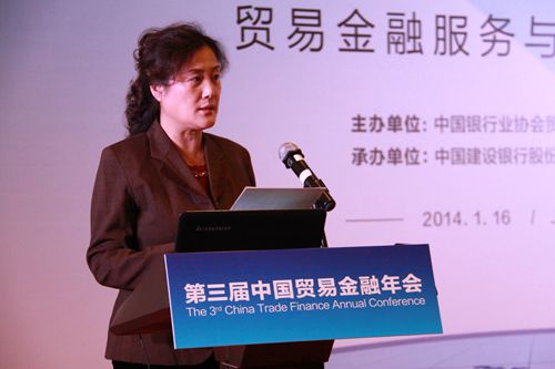 8.中国银行业协会副秘书长冯红宣读表彰决定.jpg