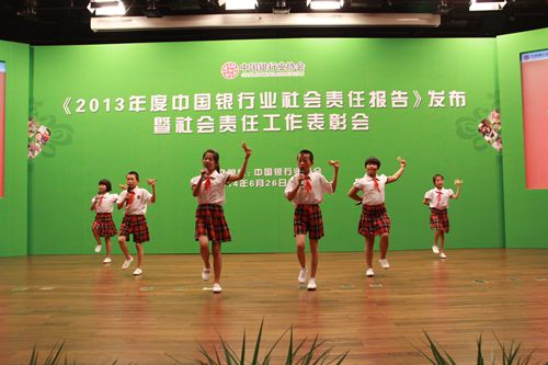19、中国农业银行清源计划实施学校-河北滦平拉海沟中心校的同学们表演快板节目.jpg 19、中国农业银行清源计划实施学校-河北滦平拉海沟中心校的同学们表演快板节目.jpg