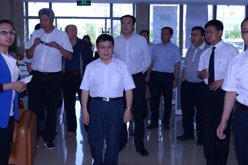 杨会长参观我行新区支行_副本.jpg 杨会长参观我行新区支行_副本.jpg