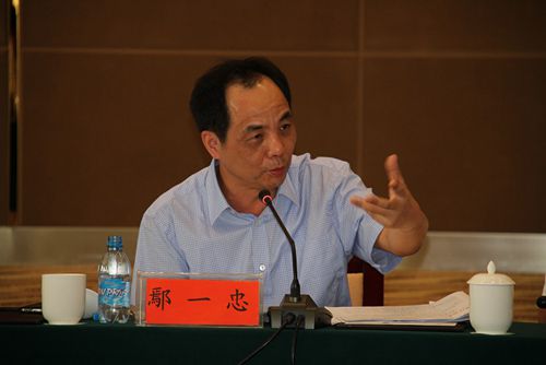 中国银行业协会副会长、农合委主任、福建省农村信用社联合社理事长鄢一忠主持会议_副本.jpg 中国银行业协会副会长、农合委主任、福建省农村信用社联合社理事长鄢一忠主持会议_副本.jpg