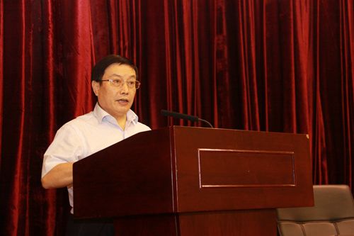 7中国银行业协会专职副会长杨再平做第六届理事会工作报告_副本.jpg 7中国银行业协会专职副会长杨再平做第六届理事会工作报告_副本.jpg
