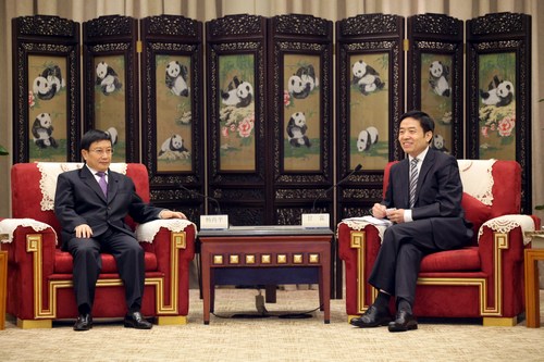四川省人民政府甘霖副省长会见主要演讲嘉宾.jpg