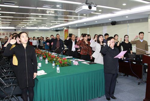 4杨再平同志带领全体党员重温入党誓词_副本.jpg