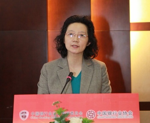 中国银行业协会古瑞秘书长宣读《关于表彰“2014年度中国银行业好新闻奖”获奖单位和个人的决定》.jpg